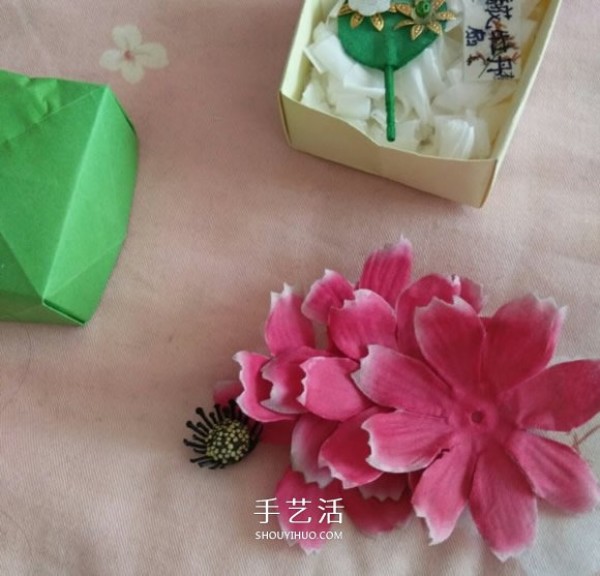 How to fold a square gift box with origami illustrations of a gift box with flowers