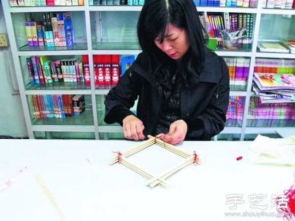 Chopsticks + crepe paper hand-made beautiful palace lanterns