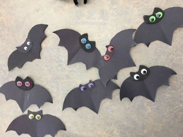 Tutorial on how to make handmade Halloween bat wall decorations in kindergarten