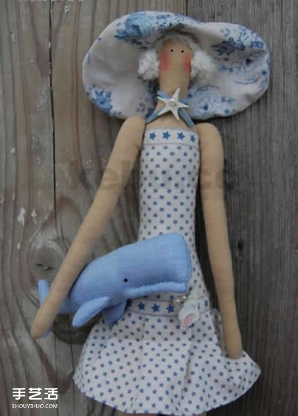 Tutorial on homemade fabric girl dolls with drawings of a girl rushing to the sea in non-woven fabrics