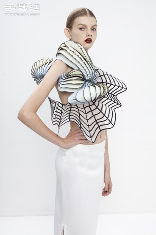 Clothes intertwined with 3D lines give you a new visual experience