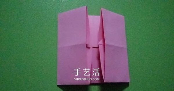 How to fold an octagonal flower basket and how to fold four origami flower baskets step by step" border="0" width ="580" height="303" src="https://img.111diy.com/timthumb.php?src=/d/file/20220112/wlb0o0ztuzq.jpg" /></p>
<p>Fold the top and bottom sides toward the middle line. </p>
<p align="center"><img alt="Illustration of how to fold an octagonal flower basket. Step-by-step diagram of how to fold an octagonal flower basket."  alt=