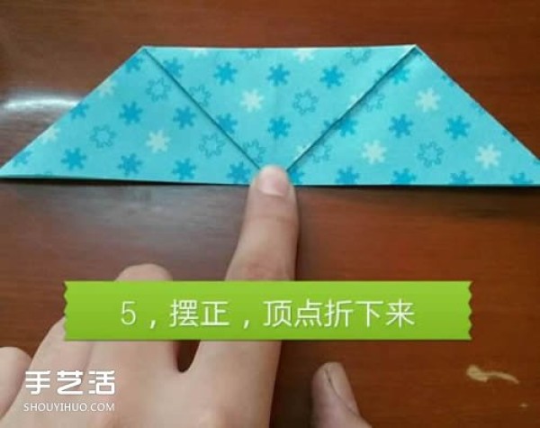 Illustrations on how to fold a butterfly flying into a heart, step-by-step instructions on origami with a butterflys heart shape