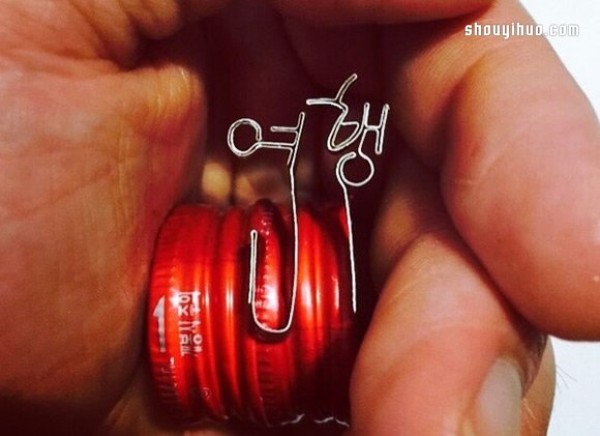 Use waste iron and aluminum bottle caps to make small advertising handicrafts