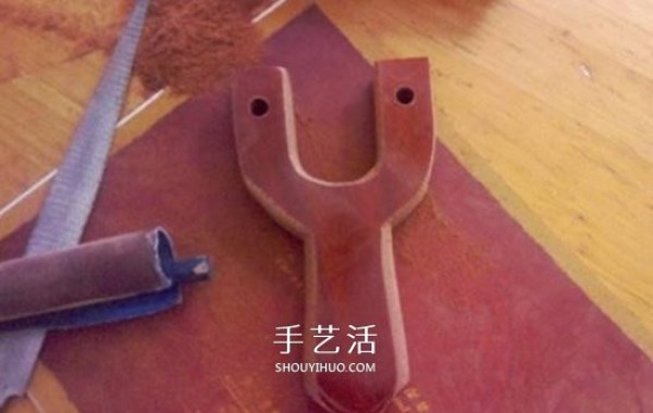 The solid wood slingshot making process illustrates the method of making a homemade solid wood slingshot