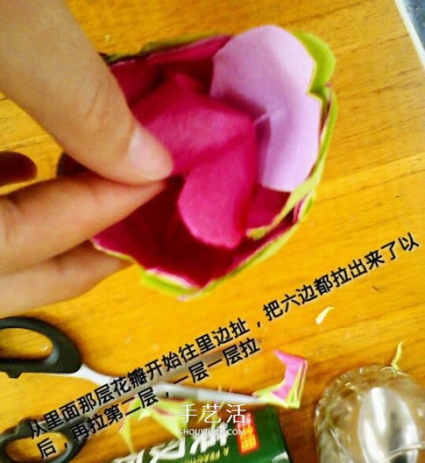 The folding method of rose flowers is simple and easy to learn to make handmade rose flowers for Valentines Day