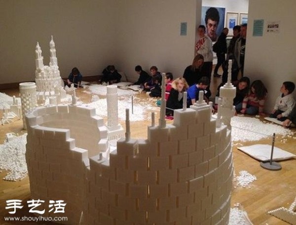 More than 500,000 sugar cubes DIY a fantasy future city model