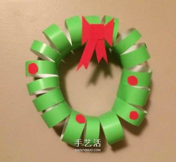 Colored Paper Handmade Christmas Wreath Tutorial for Toddlers to Make Christmas Wreaths