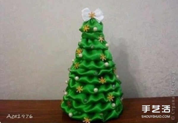 Illustrated tutorial on how to make a simple three-dimensional silk Christmas tree