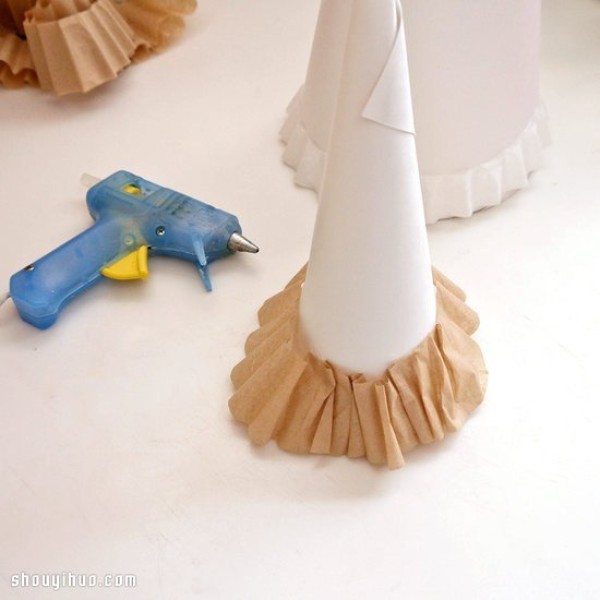 Illustrated tutorial on how to turn coffee filters into treasure by handmade DIY Christmas tree