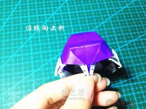 Illustration of how to fold a three-dimensional car, how to fold a hand-made origami car