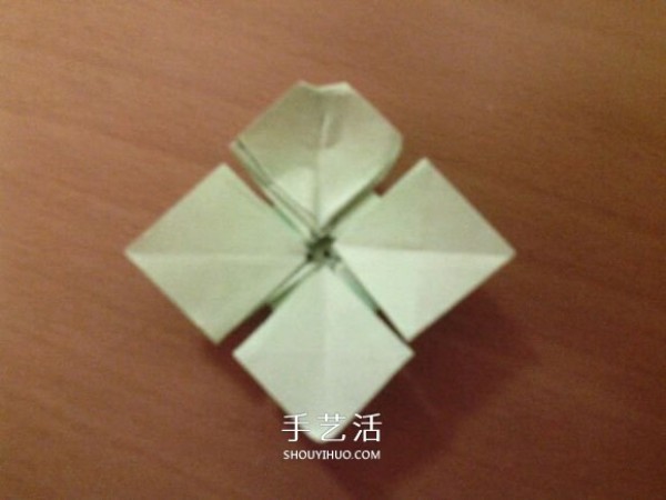 How to fold a lucky four-leaf clover and how to make an origami four-leaf clover step by step" border= "0" width="580" height="369" src="https://img.111diy.com/timthumb.php?src=/d/file/20220112/til2m4z5c0c.jpg" /></p>
<p>Press flat in the middle. </p>
<p align="center"><img alt="Illustration of how to fold a lucky four-leaf clover Step by step diagram of how to make origami four-leaf clover"  alt=