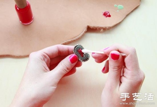 Nail polish DIY method to transform metal rings