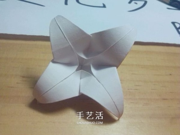 Illustration of folding method of Mandala flower, how to fold white Bana flower by hand