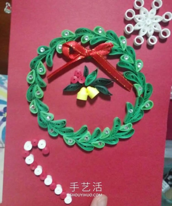 Tutorial on how to make handmade Christmas garland greeting cards from quilled paper