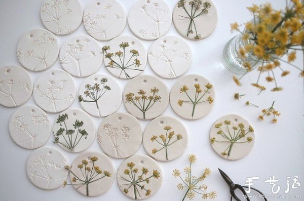 Plants and pottery are combined to DIY beautiful pottery