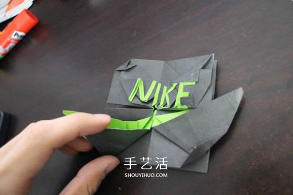 Illustrations of how to fold the NIKE logo using the origami method