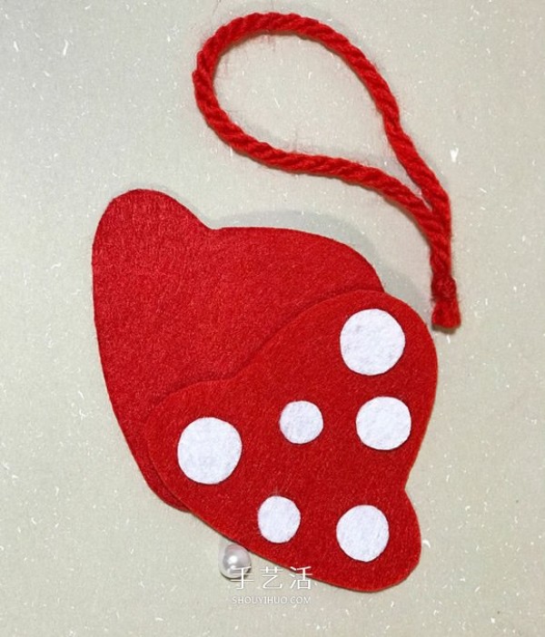 Illustrations of super cute handmade Christmas tree pendants made of non-woven fabrics