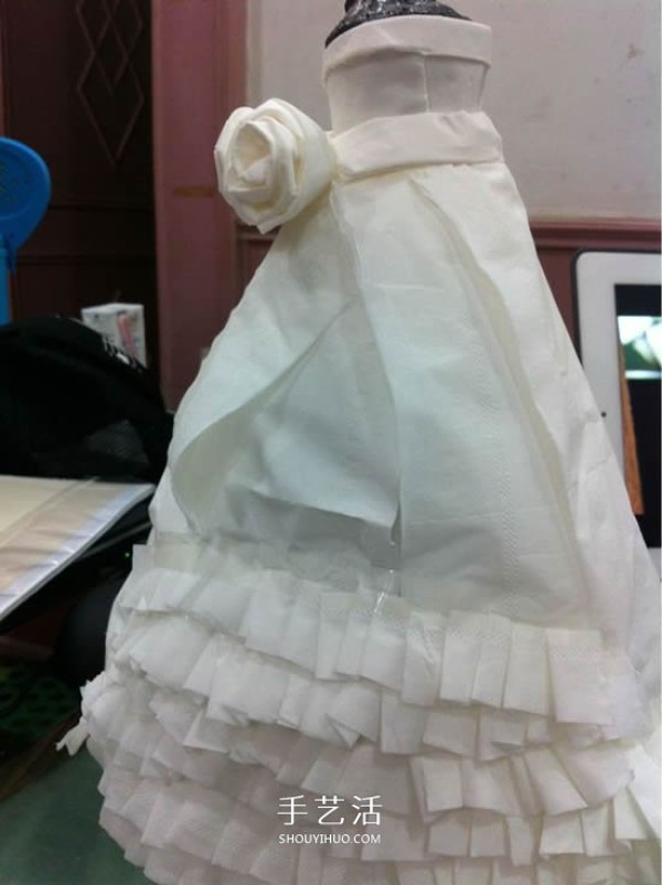 Using the waste of toilet paper tubes to make toilet paper wedding dresses by hand DIY