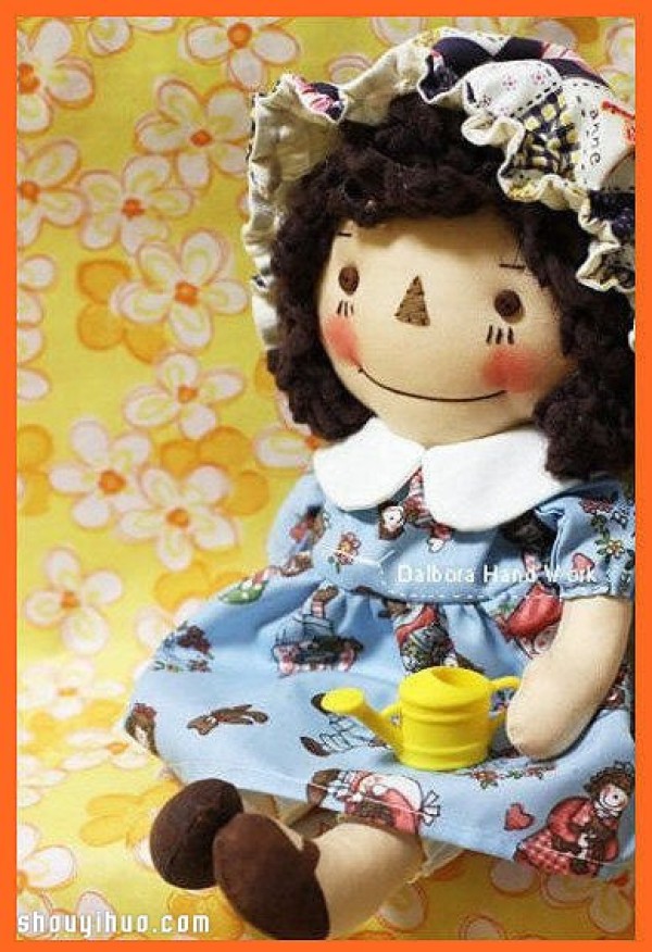 Illustrated tutorial on hand-making of fabric dolls for little girls