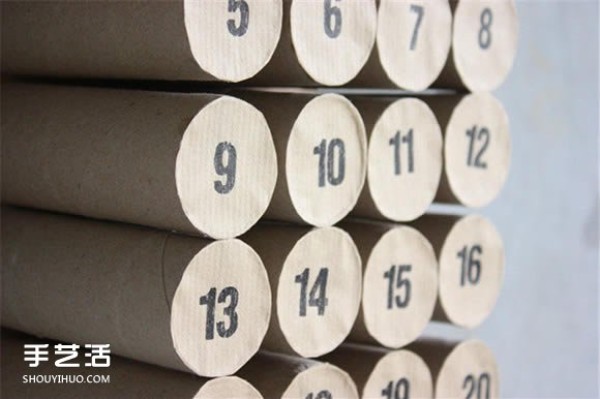 Use a rolling paper tube to make a countdown calendar for him to welcome Christmas~