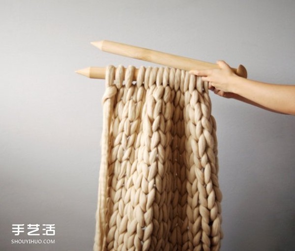 Knitwear woven from ultra-thick wool threads is extraordinarily warm