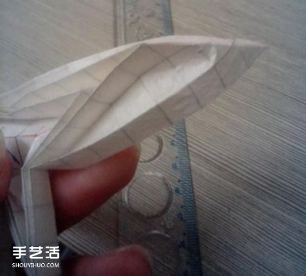 The origami method of a beautiful angel and the illustration of folding a three-dimensional angel by hand