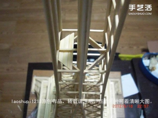 A detailed illustrated tutorial on making a model of the Eiffel Tower using chopsticks and bamboo skewers