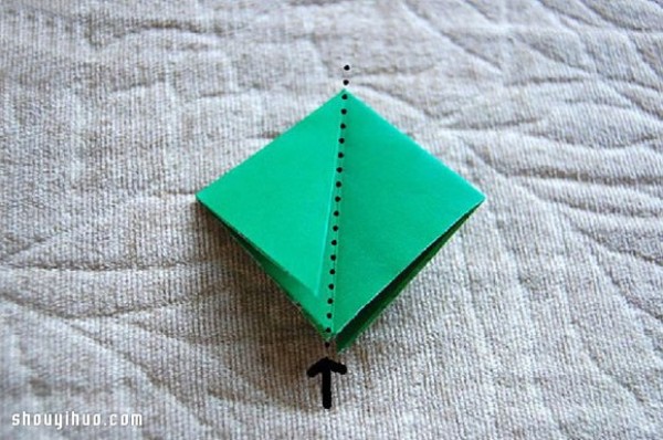 Illustration of how to fold a three-dimensional four-leaf clover, simple handmade origami four-leaf clover