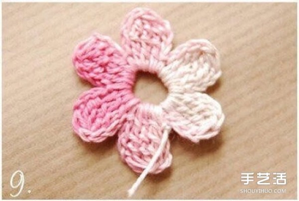 Illustrated tutorial on crocheting small flowers, how to crochet small decorative flowers with six petals