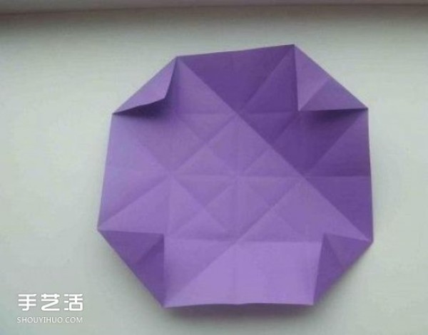 Illustration of the folding method of a small geometric gift box and the steps of hand-made origami candy box