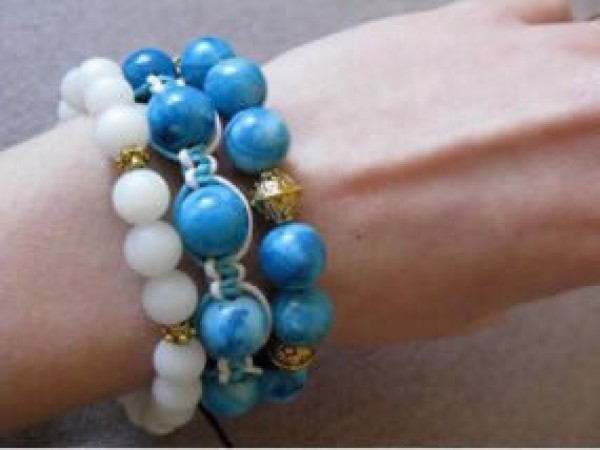 Tutorial on how to weave beautiful beaded bracelets with Chinese knots