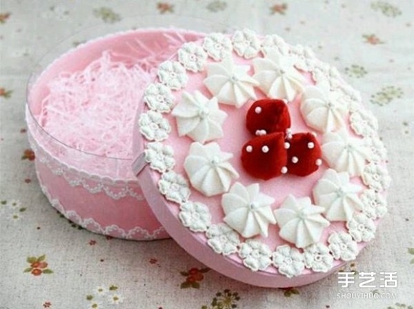 Use round plastic box waste to DIY to make cake-shaped jewelry box