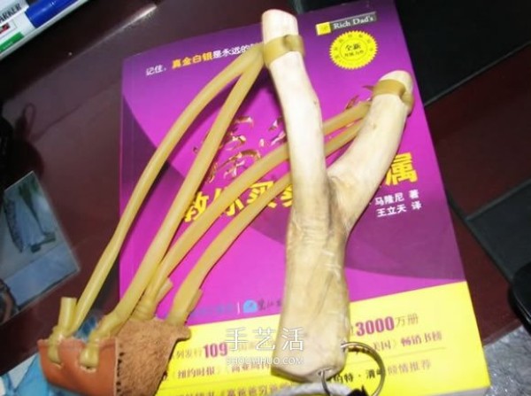 The method of making a wooden fork slingshot and the process of making a homemade wooden slingshot with an illustrated tutorial