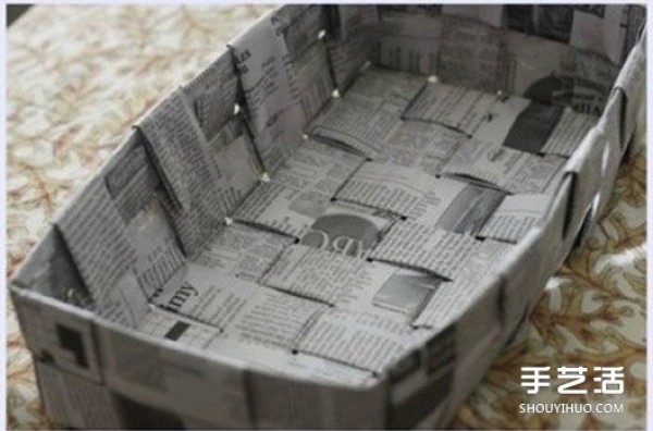 How to make woven baskets from waste newspapers and how to weave storage baskets with newspapers.