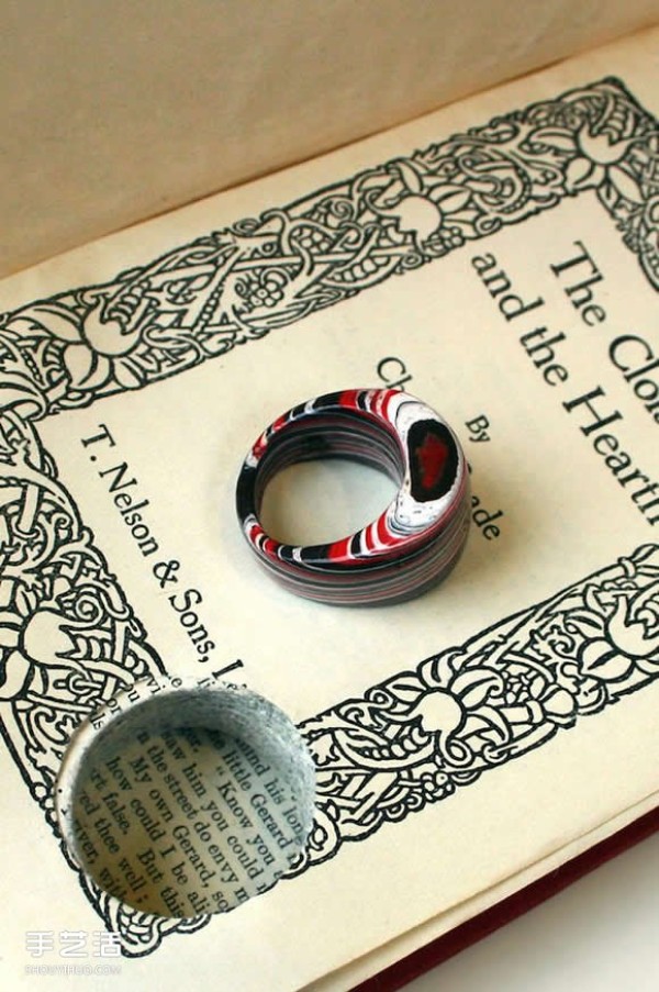 Old books and old newspapersThe jewelry made from newspapers has the flavor of time~