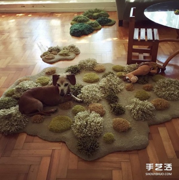 The natural carpet woven with green wool looks super comfortable