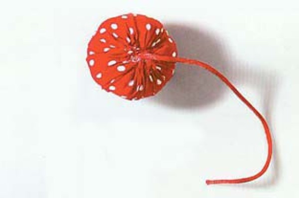 Tutorial on handmade fabric art for strawberry-shaped curtain buttons