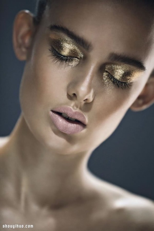 Year-end party must-haves: bold and eye-catching metallic eye makeup