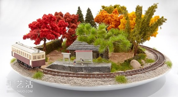 When the train enters the bonsai, Japans Bonramas bonsai-style railway model