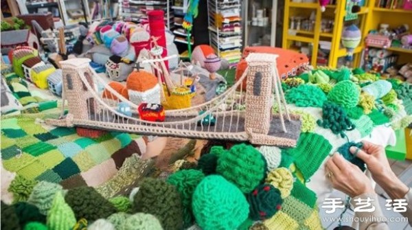 British handicraft expert uses knitting DIY to bring the city scene to life