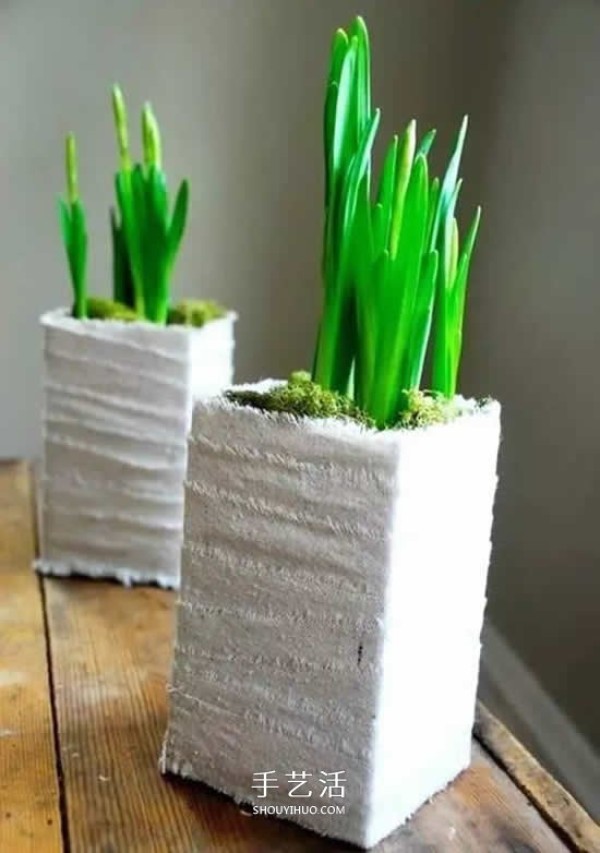 Illustration of how to use milk carton waste to make simple flower pots by hand