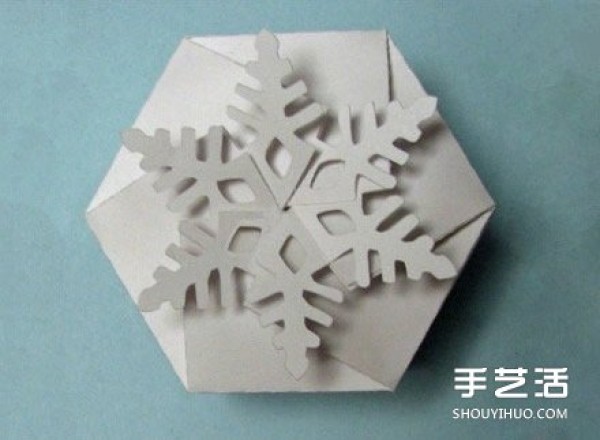 Illustration of the folding method of Christmas gift box packaging to make a beautiful snowflake carton