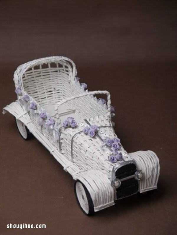 Use old newspapers and corrugated paper to weave to make a beautiful wedding car model