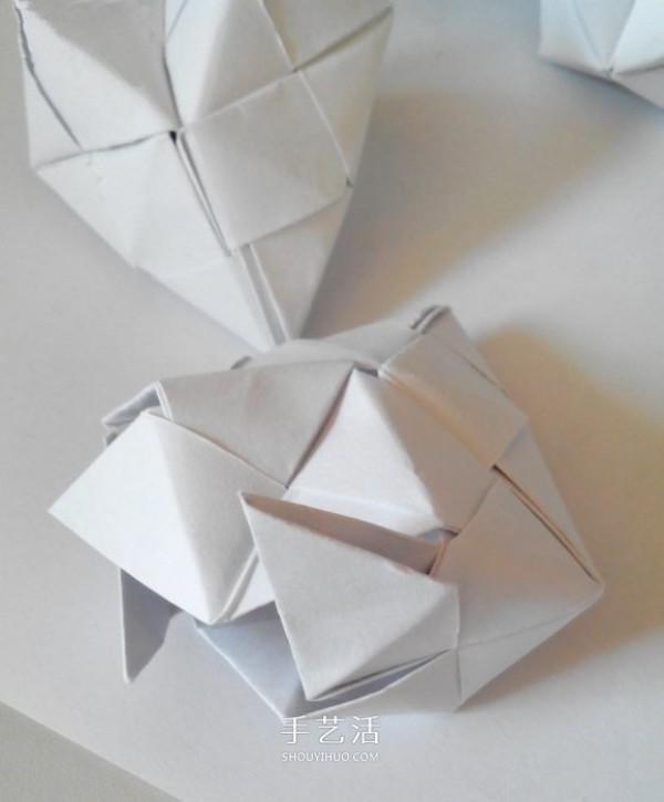 Illustrations of folding a polyhedral cube, step-by-step diagrams of origami cubes