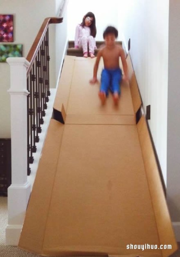 DIY waste cartons to make a slide, if you have stairs at home, try it