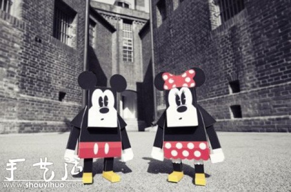 The square and square paper model of Disney animation characters