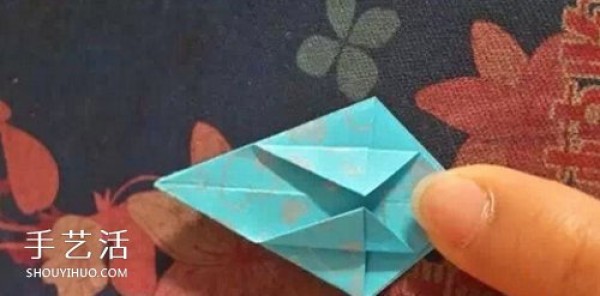 A piece of paper to fold a clover, the origami steps are very simple