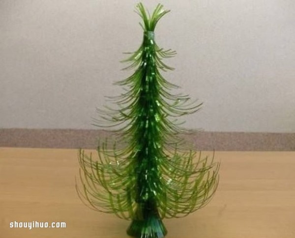 Illustrated tutorial on how to make a Christmas tree from a Sprite bottle