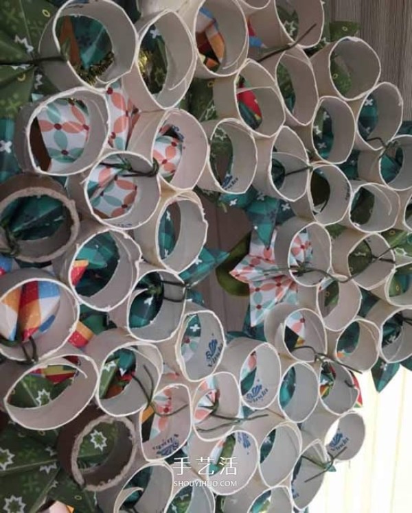 Use waste paper tubes and paper flowers to make beautiful Christmas wreaths